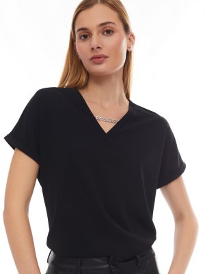 Блузка-футболка с V-образным вырезом и цепочкой zolla. Цвет: черный