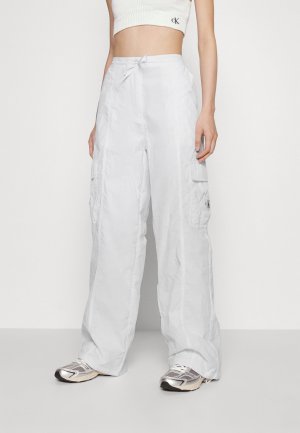 Брюки , белый Calvin Klein Jeans. Цвет: белый