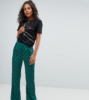 Атласные расклешенные брюки в горошек Glamorous Tall. Цвет: зеленый