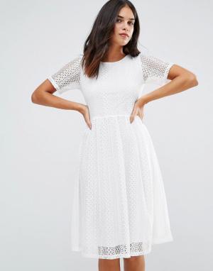 Короткое приталенное платье Wal G. Цвет: белый
