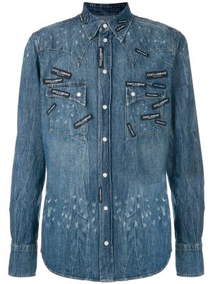Джинсовая рубашка с лого-заплатками Dolce & Gabbana. Цвет: синий