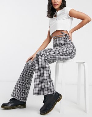 Расклешенные брюки в клетку винтажном стиле с завышенной талией 90-х и вырезом на талии -Черный цвет Milk It