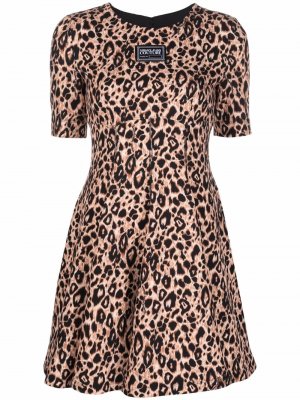 Платье с леопардовым принтом и короткими рукавами Versace Jeans Couture. Цвет: бежевый