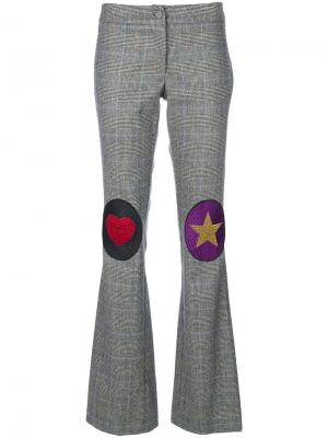 Расклешенные брюки с заплатками на коленях Ultràchic. Цвет: серый