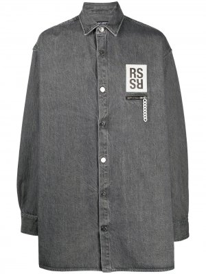 Джинсовая рубашка оверсайз с нашивкой-логотипом Raf Simons. Цвет: серый