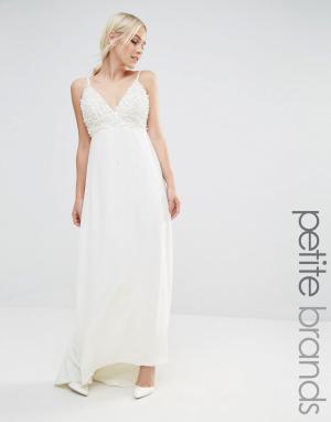 Свадебное платье макси с отделкой жемчугом и шлейфом Maya Petite. Цвет: белый