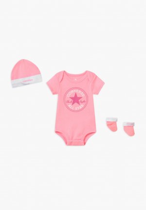 Подарок на рождение CLASSIC INFANT HAT BODYSUIT BOOTIE UNISEX SET , цвет arctic punch Converse