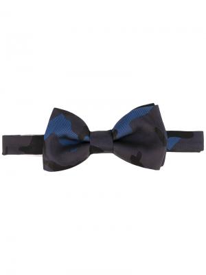 Камуфляжный галстук-бабочка Valentino. Цвет: синий