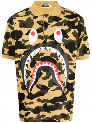 Рубашка поло Shark с камуфляжным принтом A BATHING APE®. Цвет: коричневый