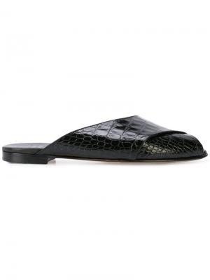 Мюли с открытым носком и крокодиловым узором Trademark. Цвет: черный