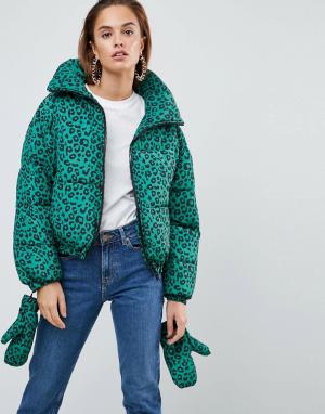 Дутая куртка с леопардовым принтом и варежками ASOS. Цвет: зеленый