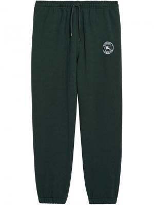 Спортивные штаны с вышитым логотипом Burberry. Цвет: зеленый
