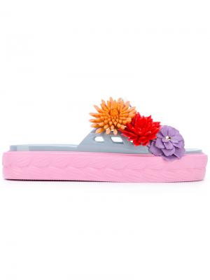 Шлепанцы с цветочным украшением Kartell Paula Cademartori. Цвет: розовый и фиолетовый