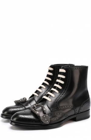 Высокие кожаные ботинки Queercore с брогированием и декоративной пряжкой Gucci. Цвет: черный