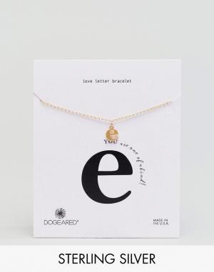 Позолоченный браслет с буквой E Love Letter Dogeared. Цвет: золотой