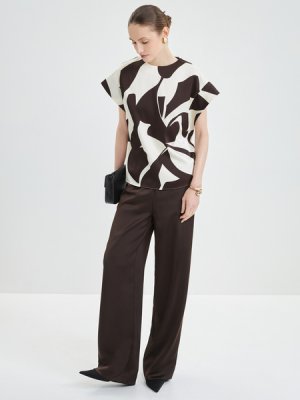 Блузка с коротким рукавом Zarina. Цвет: коричневый абстракция