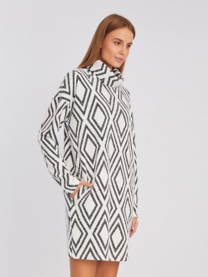 Трикотажное платье-свитер с высоким горлом и графичным узором zolla. Цвет: молоко
