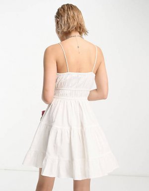Белое многоярусное летнее мини-платье на бретельках COLLUSION