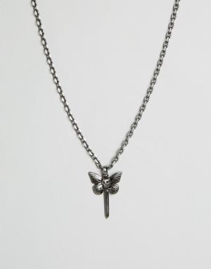 Ожерелье с подвеской в виде бабочки и черепа Simon Carter. Цвет: серебряный