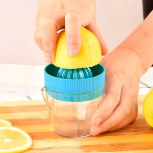 1шт Ручная соковыжималка случайного цвета SHEIN. Цвет: многоцветный