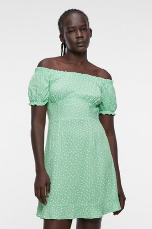 Платье мини вискозное приталенное с открытыми плечами befree. Цвет: зеленый