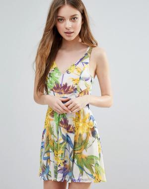 Короткое приталенное платье с тропическим принтом Madam Rage. Цвет: желтый