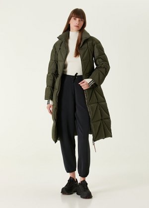 Длинное пуховое пальто цвета хаки с воротником-стойкой Moncler. Цвет: хаки