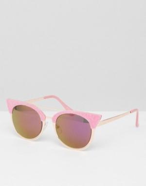 Солнцезащитные очки кошачий глаз с розовой бархатной отделкой Skinnydi Skinnydip. Цвет: розовый