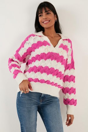 Трикотажный свитер с воротником поло и цветными блоками 63622409 Lela, экрю-розовый LELA