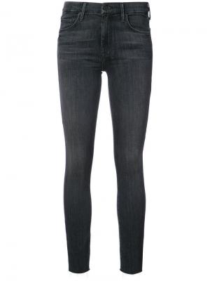 Расклешенные облегающие джинсы Mother. Цвет: серый