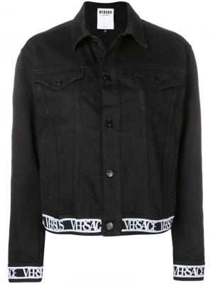 Джинсовая куртка с логотипом Versus. Цвет: черный