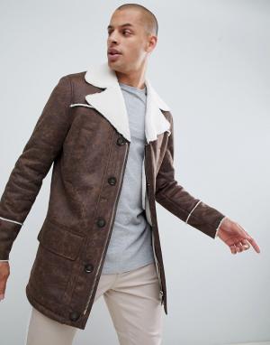 Коричневое пальто из искусственной замши с подкладкой искусственного меха boohooMAN. Цвет: коричневый
