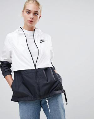 Куртка с капюшоном и небольшим логотипом Nike. Цвет: белый