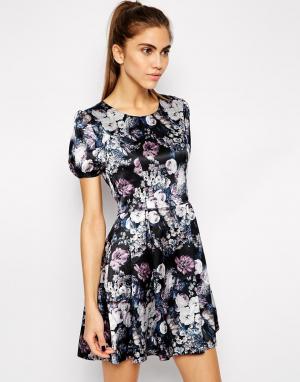 Короткое приталенное платье с цветочным принтом Style London. Цвет: сливовый