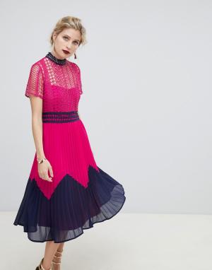 Платье миди с контрастным кружевом и плиссированной юбкой Liquorish. Цвет: розовый
