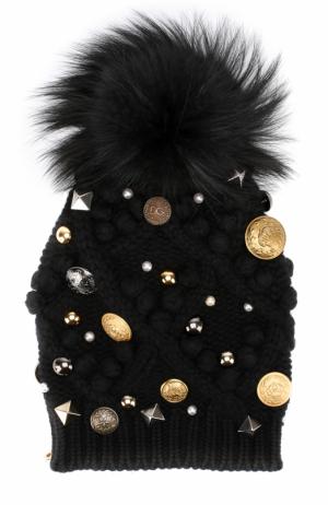 Кашемировая шапка фактурной вязки с меховым помпоном и брошками Dolce & Gabbana. Цвет: черный
