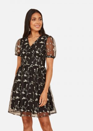 Mela Черное сетчатое платье с плиссированной юбкой и вышивкой Apple
