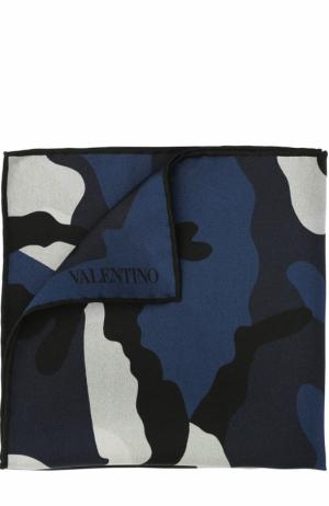 Шелковый платок с камуфляжным принтом Valentino. Цвет: синий