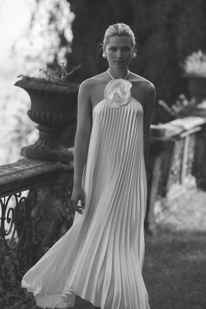 Платье Giselle плиссированное с лямкой на бретельках, белый Delfi Collective