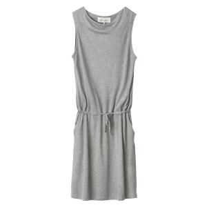 Платье однотонное прямого и короткого покроя без рукавов AND LESS. Цвет: серый меланж