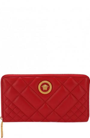 Кожаное портмоне на молнии Versace. Цвет: красный