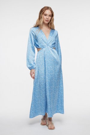 Платье миди атласное приталенное с вырезом на спине befree. Цвет: голубой