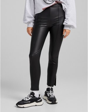 Черные зауженные брюки из искусственной кожи с молниями по низу штанин -Черный цвет Bershka