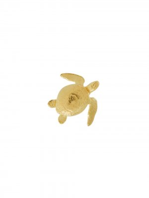 Серьга-гвоздик Teeny Tiny Sea Turtle из желтого золота Alex Monroe. Цвет: золотистый