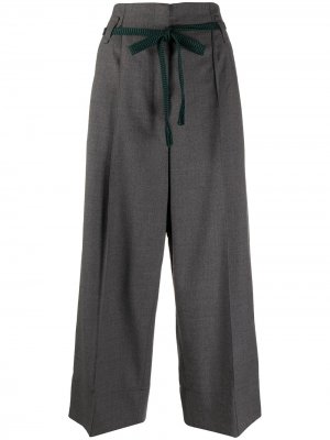 Укороченные брюки широкого кроя с поясом Odeeh. Цвет: серый