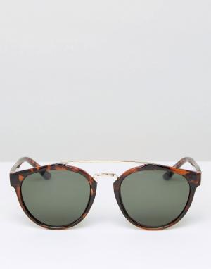 Солнцезащитные очки в круглой черепаховой оправе D-Struct. Цвет: коричневый