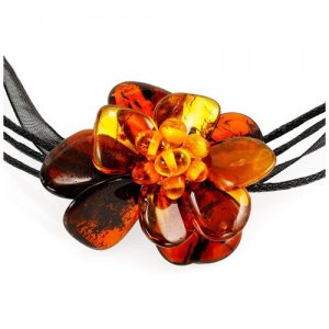 Стильный чокер с ярким цветком из натурального янтаря «Шиповник» Amberholl