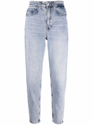 Зауженные джинсы Mom с завышенной талией Tommy Jeans. Цвет: синий