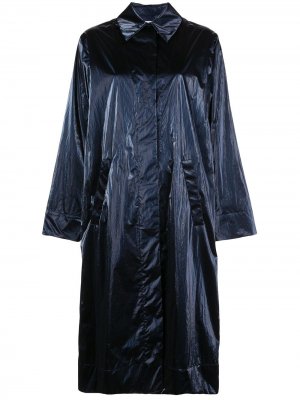 Пальто с эффектом металлик и жатым Nomia. Цвет: синий