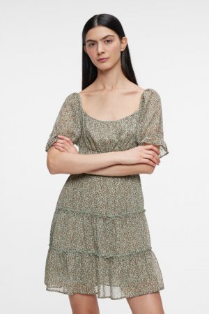 Платье мини шифоновое с ярусной юбкой и оборками befree. Цвет: зеленый